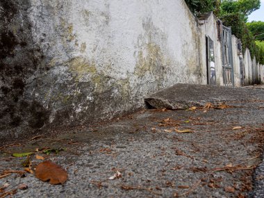 Düz olmayan bir kaldırıma takıldım.