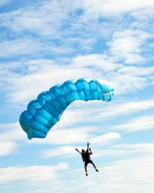 Bir paraşütçü veya açılış aşamasında skydiver gökyüzünde. Adrenalin yükselişi için aşırı bir spor.