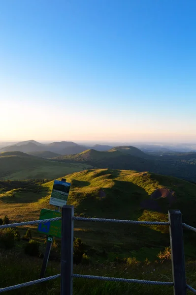 Crepúsculo Uma Bela Paisagem Formada Por Uma Cadeia Vulcões Cadeia — Fotografia de Stock