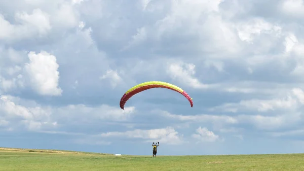 Skärmflygning Och Horisonten Toppen Ett Berg — Stockfoto