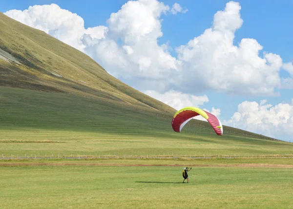 Paragliding Uprostřed Sopky Hory — Stock fotografie