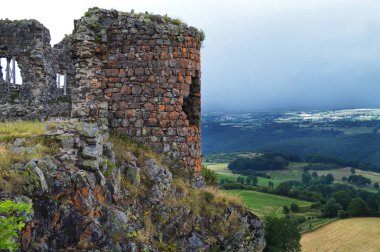 Harabe bir tepe üzerinde bir feodal Kalesi