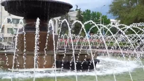 Een Zomer Fontein Het Centrum Van Stad — Stockvideo