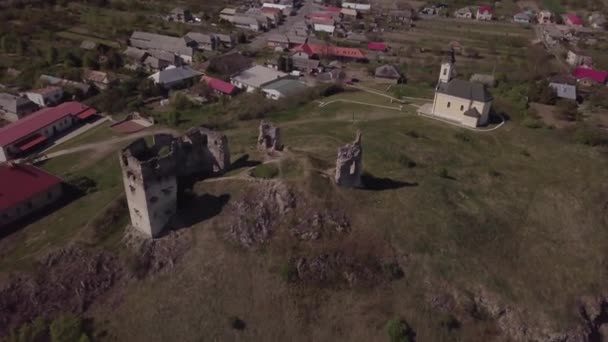 Drone Volando Desde Viejas Ruinas Del Castillo Una Iglesia — Vídeos de Stock