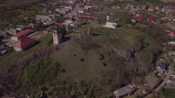 Drone Πετούν Προς Ένα Παλιό Κάστρο Ερείπια Και Μια Εκκλησία — Αρχείο Βίντεο