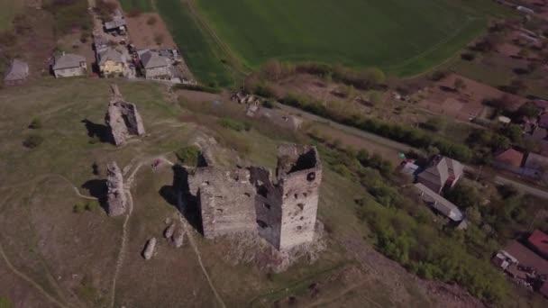在4K的旧城堡废墟周围盘旋的无人机 — 图库视频影像