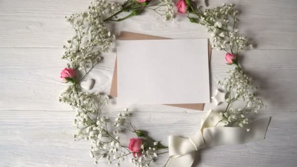 Ein Brief Mit Einem Blumenkranz — Stockvideo