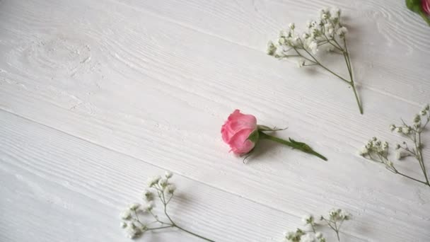 Samenstelling Van Witte Roze Bloemen Een Rustieke Stijl Voor Sint — Stockvideo