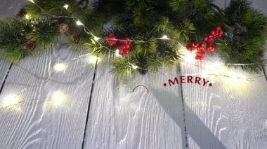 El yazısı Mutlu Noeller animasyonu, beyaz ahşap arka planda el yazısı 