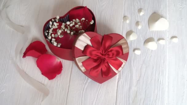 红带礼盒一种心形礼品盒 在木制的白色背景上系有红带 — 图库视频影像