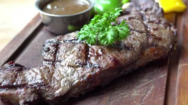 Hovězí Steak Bílém Talíři — Stock video