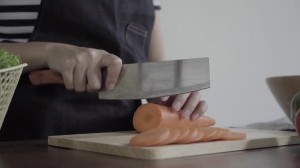 Primer Plano Mujer Jefe Haciendo Ensalada Comida Saludable Picando Zanahoria — Vídeos de Stock