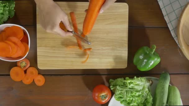 妇女首席的看法做沙拉健康食品和切胡萝卜在厨房切板 — 图库视频影像