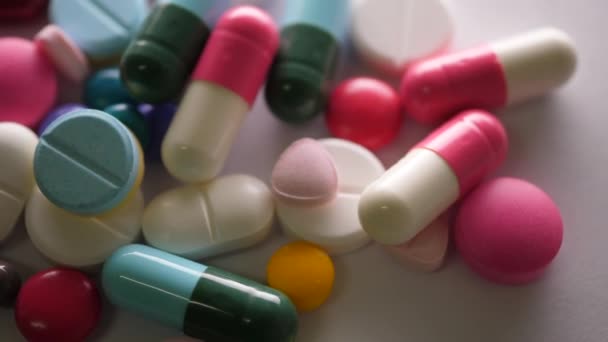 Close Pílulas Saudáveis Girar Sobre Mesa Conceito Cuidados Saudáveis — Vídeo de Stock