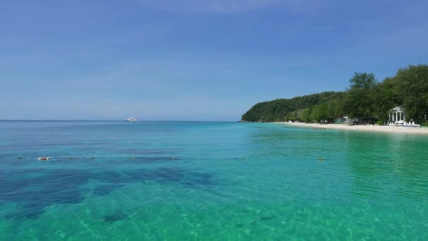 Schöner Strand Auf Einer Insel — Stockvideo