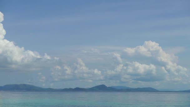Gökyüzünde Beyaz Bulutlar Olan Güzel Tropik Plaj Okyanusu — Stok video
