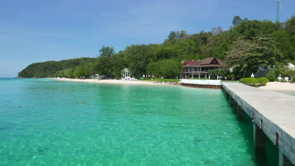 Schöner Tropischer Strand Ozean Mit Einem Haus Und Einem Deck — Stockvideo