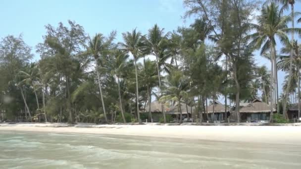 Hermosa Playa Tropical Con Casitas Muchos Árboles — Vídeo de stock