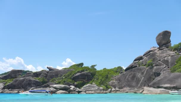 Boote Nähern Sich Den Felsen Auf Der Insel Similan Thailand — Stockvideo