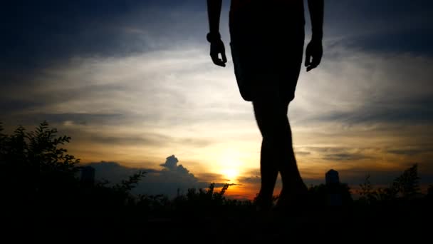 Siluetas Del Hombre Ganan Fondo Del Cielo Puesta Sol — Vídeos de Stock