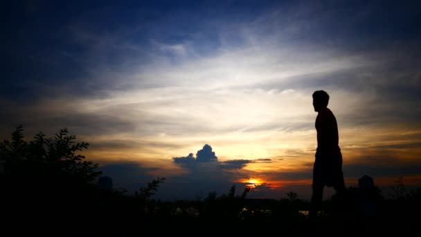 Silhouetten Eines Entspannten Mannes Mit Dem Hintergrund Des Sonnenuntergangs — Stockvideo