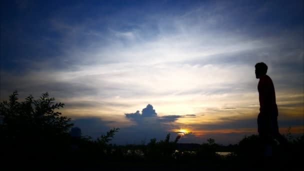 Siluetas Hombre Relajado Con Fondo Del Cielo Del Atardecer — Vídeos de Stock