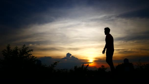 Silhuetter Koppla Man Med Bakgrunden Solnedgången Himlen — Stockvideo