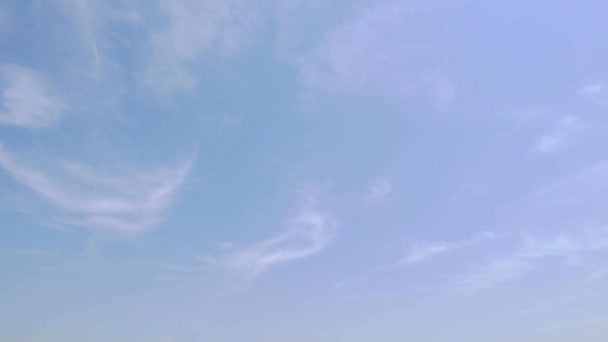 Tijdsverloop Van Bewegende Wolken Rond Een Blauwe Hemel — Stockvideo
