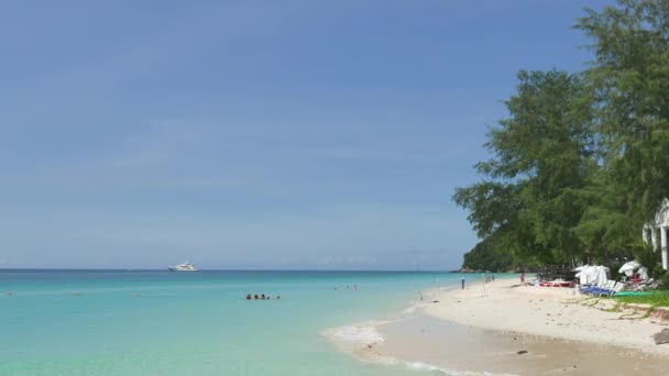 Oceano Tropicale Sulla Spiaggia Con Persone Che Tuffano — Video Stock