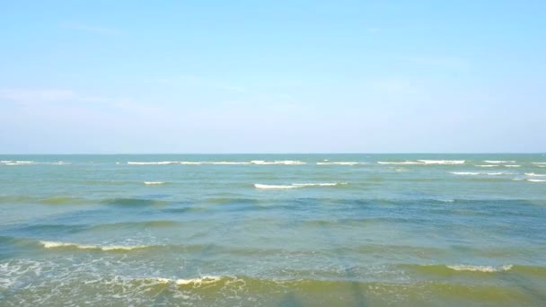 Tropisk Strand Hav Med Skuggor Kokosnötsträd — Stockvideo