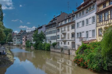 Strasbourg 'daki evler ve su kanalları
