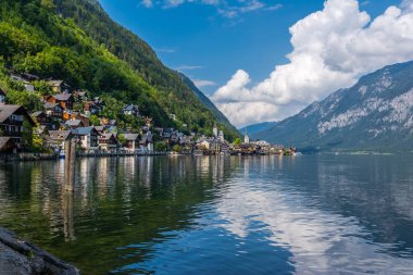 Kilise ve gölle Hallstatt manzarası