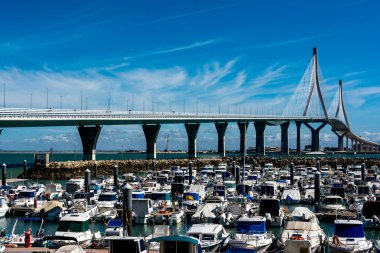 Cadiz 'deki körfezin üzerindeki köprünün ön görüntüsü.