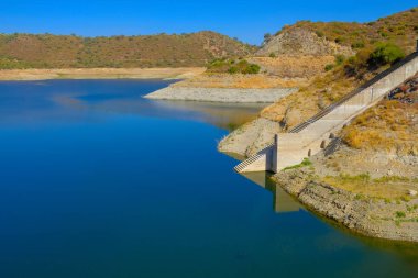 İspanya 'nın güneyinde su seviyesi düşük baraj.