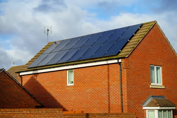 Painéis Solares Fotovoltaicos Montados Num Telhado Novas Casas Familiares Azulejos Imagem De Stock