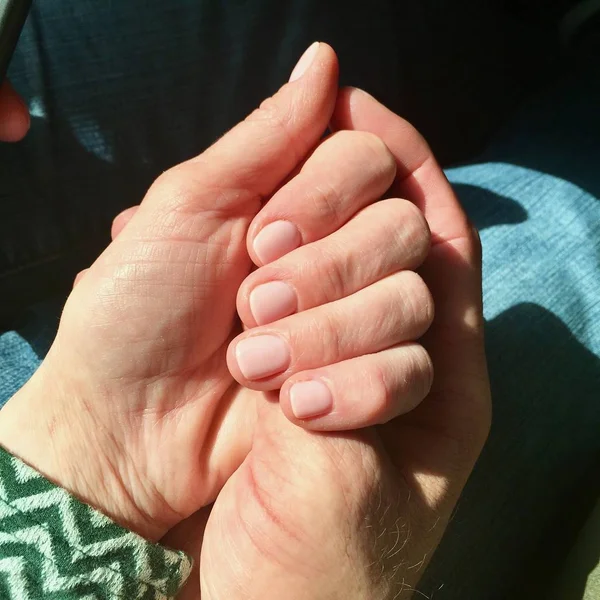 Mano Femenina Con Manicura Descansa Sobre Mano Masculina Sujetando Pulgar — Foto de Stock