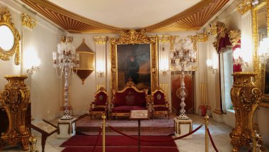 Kahire, Mısır- 22 Temmuz 2019: Manyl Rhoda Adası 'ndaki Prens Muhammed Ali Tawfik sarayındaki taht salonunun iç çekimi 