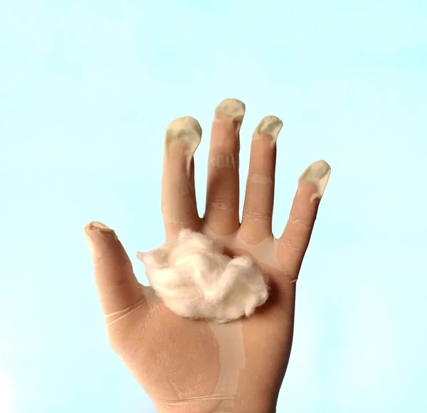 Ręka z białą rękawicą trzymającą bawełnę. koncepcja medyczna — Zdjęcie stockowe