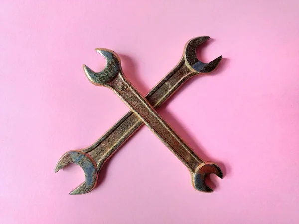 Wrenches on pink background. engineering concept — Stock Photo, Image
