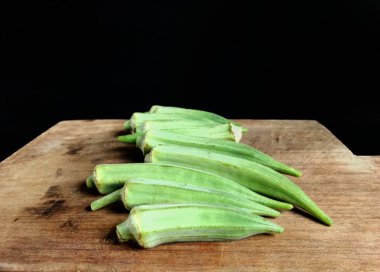 Tahtada nefis bamya. yiyecek konsepti