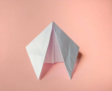 Pembe arka planda kağıt uzay gemisi. Komik konsept