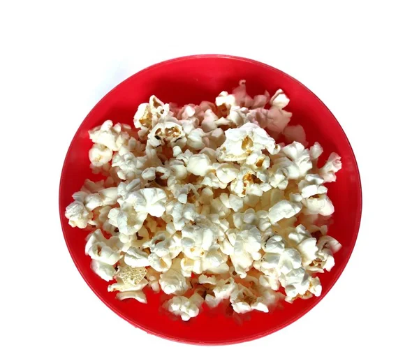 Pyszny popcorn na czerwonej misce z białym tłem — Zdjęcie stockowe