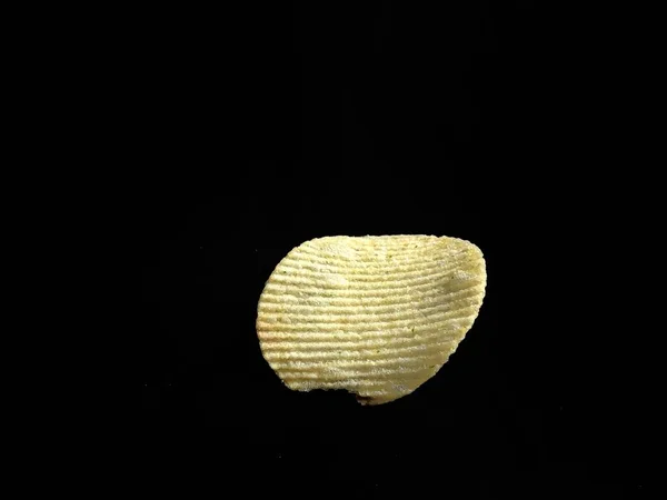 Chipsy Ziemniaczane Czarnym Tle Koncepcja Żywności Niezdrowej — Zdjęcie stockowe