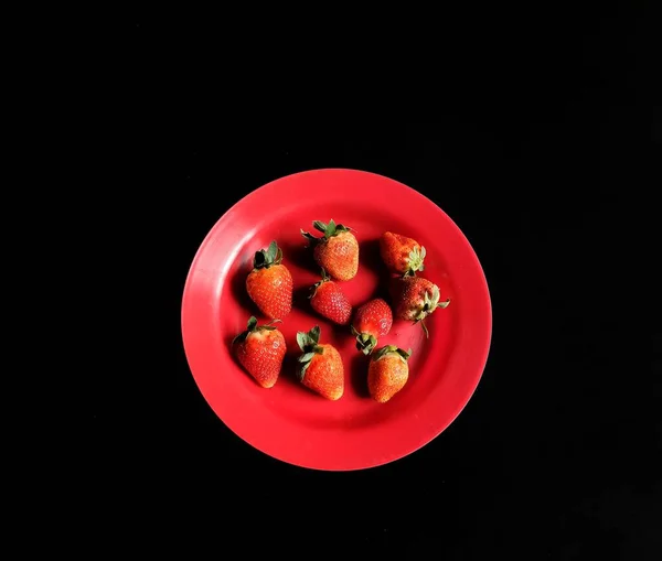 Placa Vermelha Com Morangos Orgânicos Sobre Fundo Preto Conceito Alimentação — Fotografia de Stock