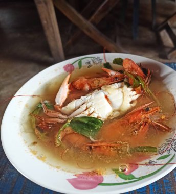 Yengeç ve karidesli deniz ürünleri çorbası Izabal, Guatemala 'dan tipik bir yiyecek.