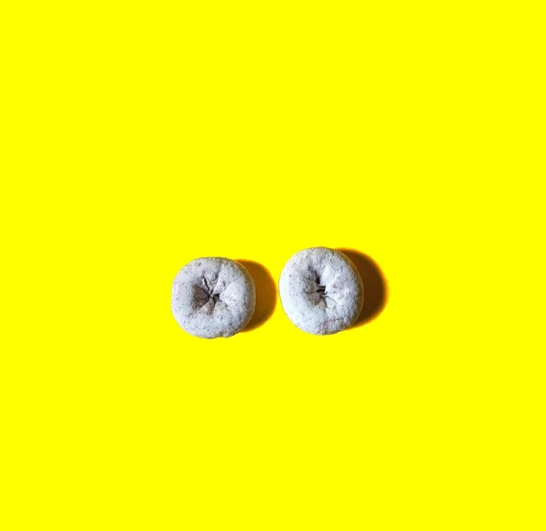 Ντόνατς Στιλβωμένα Ζάχαρη Κίτρινο Φόντο Έννοια Επιδόρπια — Φωτογραφία Αρχείου