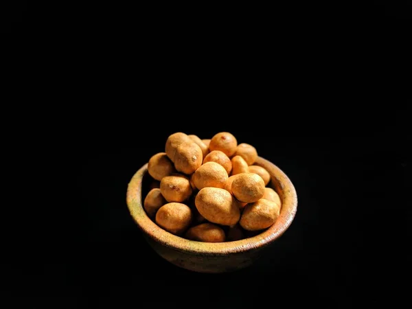 Amendoins Japoneses Servidos Uma Tigela Barro Fundo Preto Conceito Comida — Fotografia de Stock