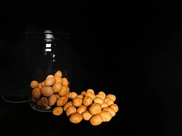 Amendoins Japoneses Dentro Recipiente Vidro Fundo Preto Conceito Comida Asiática — Fotografia de Stock