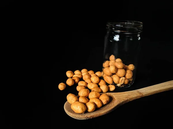 Amendoins Japoneses Dentro Recipiente Vidro Colher Madeira Fundo Preto Conceito — Fotografia de Stock