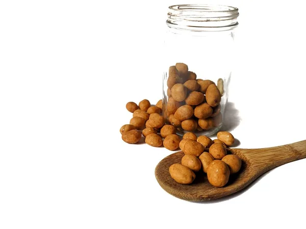 Amendoins Japoneses Dentro Recipiente Vidro Colher Madeira Fundo Branco Conceito — Fotografia de Stock